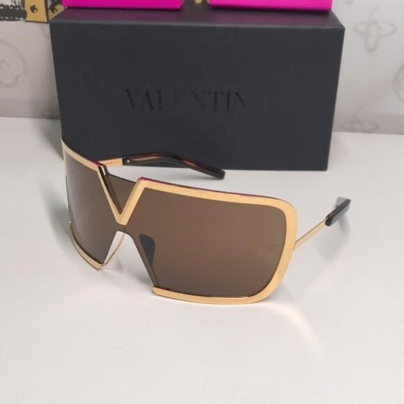 New Authentic Valentino V-Romask Oversized Sunglasses – Light Gold Titanium, Uni - Picture 9 of 12